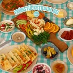 Großzügig gedeckter Frühstückstisch bei Lokma