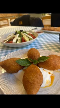Hausgemachte İçli Köfte mit frischem Salat bei Lokma