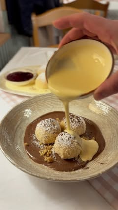 Süßes Dessert mit Vanillesauce