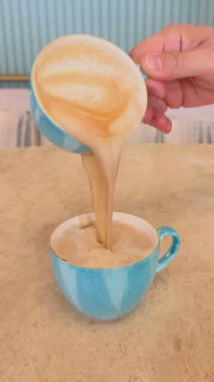Heißes Getränk in einer türkisfarbenen Tasse