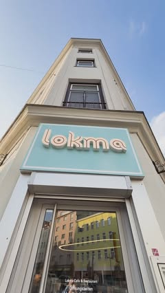 Reich gedeckter Tisch mit warmen und kalten Speisen